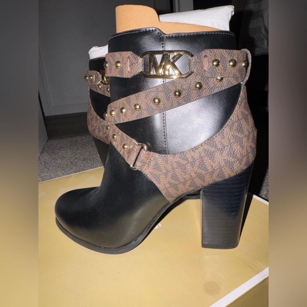 Michael Kors sz 6.5 Kincaid Bootie Black/Brown